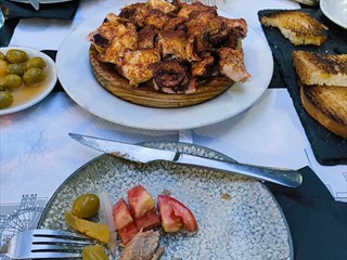 Ein Tourist empfiehlt uns diesen Laden: Pulpo Galega!
